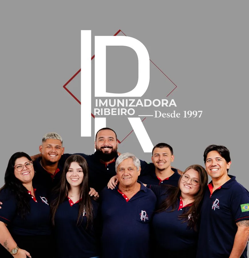 Equipe da Imunizadora Ribeiro com o logotipo da empresa Equipe da Imunizadora Ribeiro com o logotipo da empresa