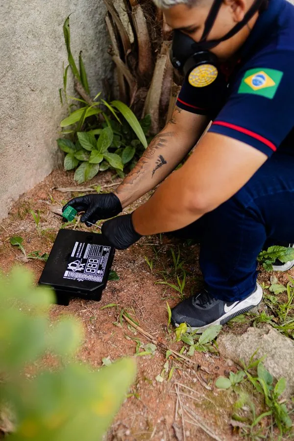 Técnico da Imunizadora Ribeiro instalando porta-isca Técnico da Imunizadora Ribeiro instalando porta-isca